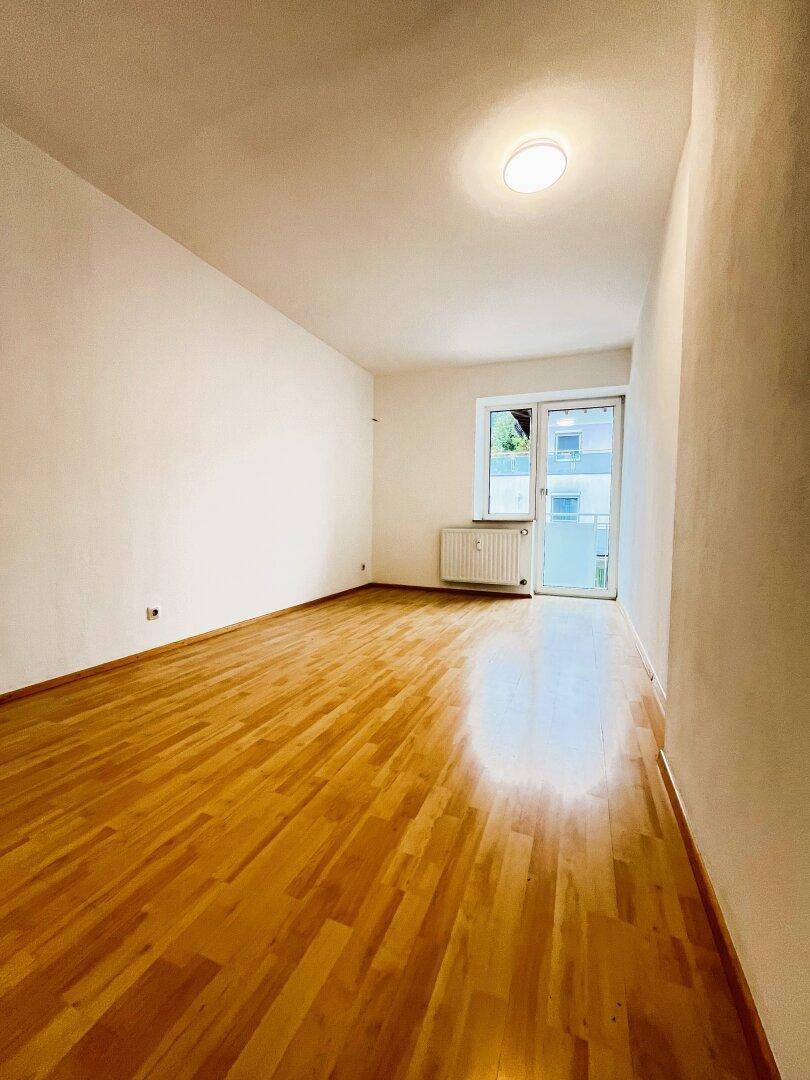 größeres Zimmer mit Zugang zum Nord-Balkon