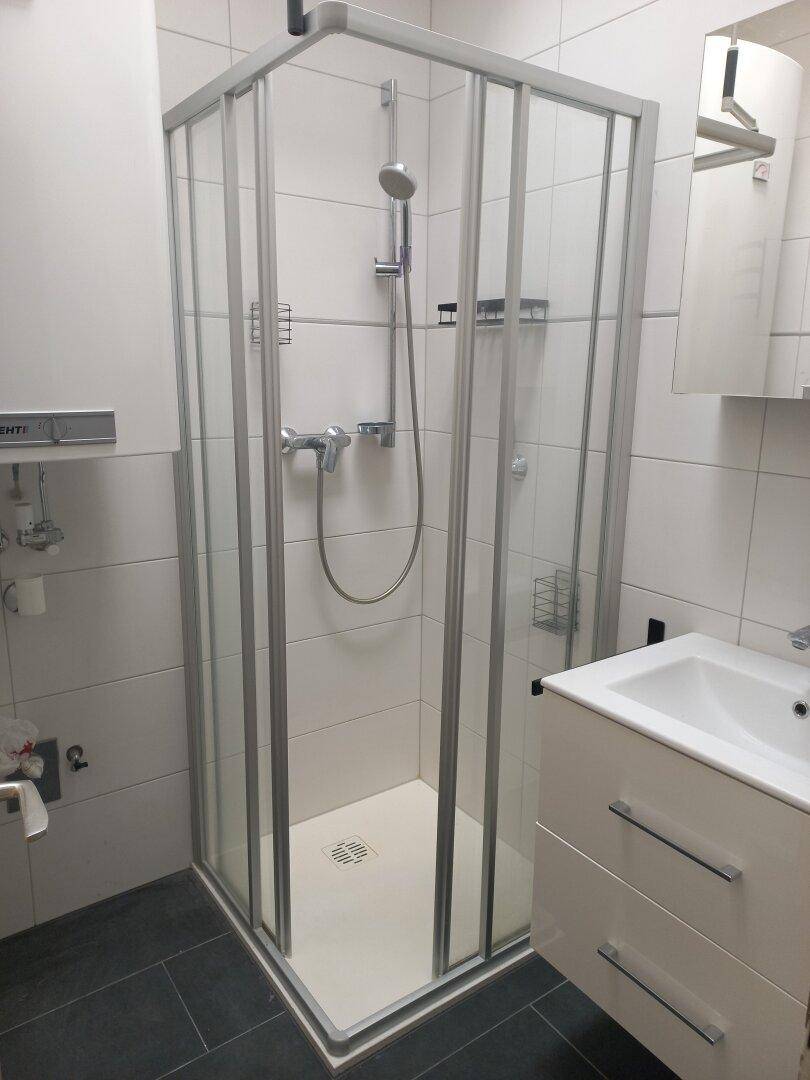 Badezimmer mit Dusche