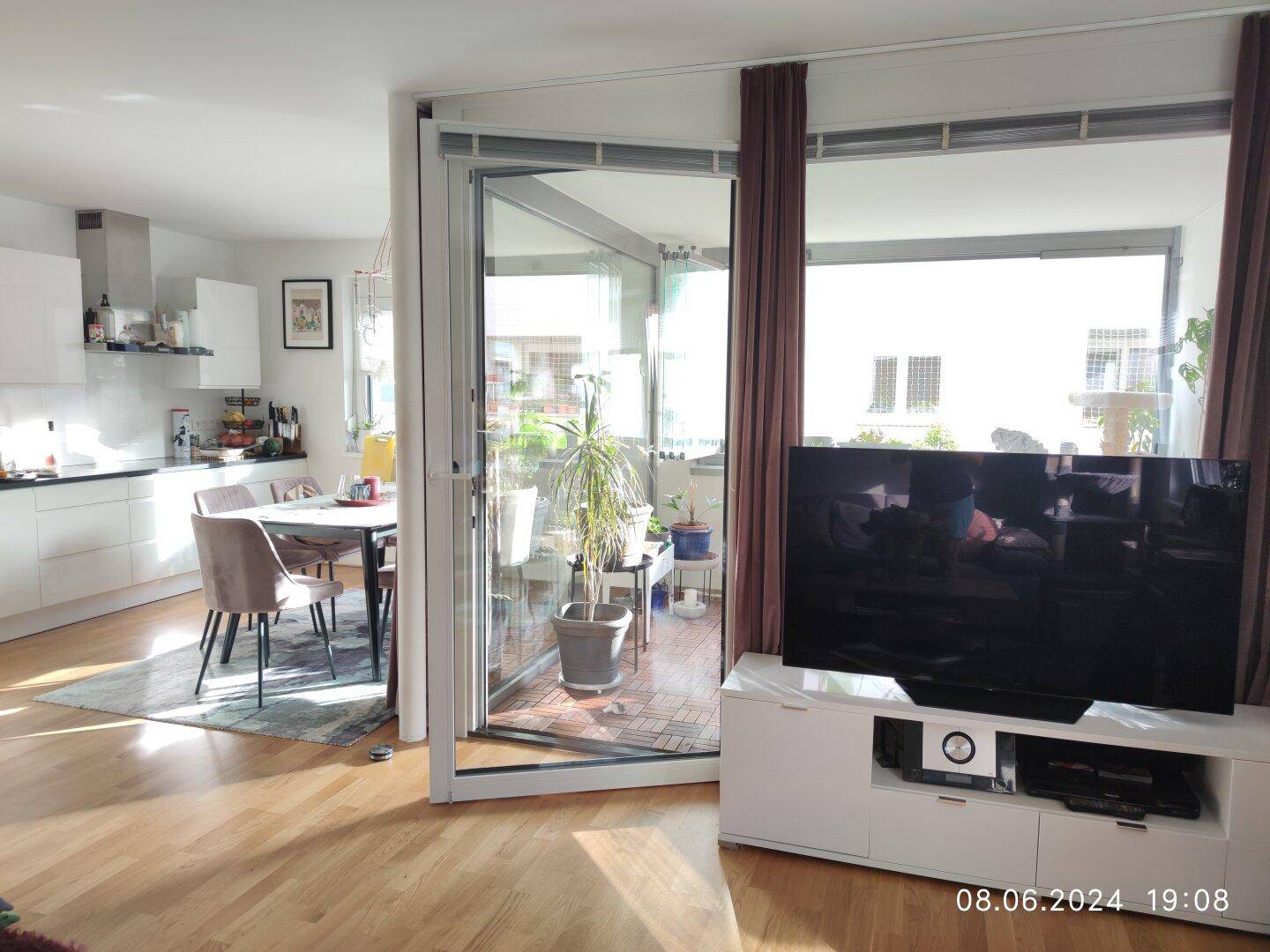 Wohnzimmer mit Zugang zur Loggia