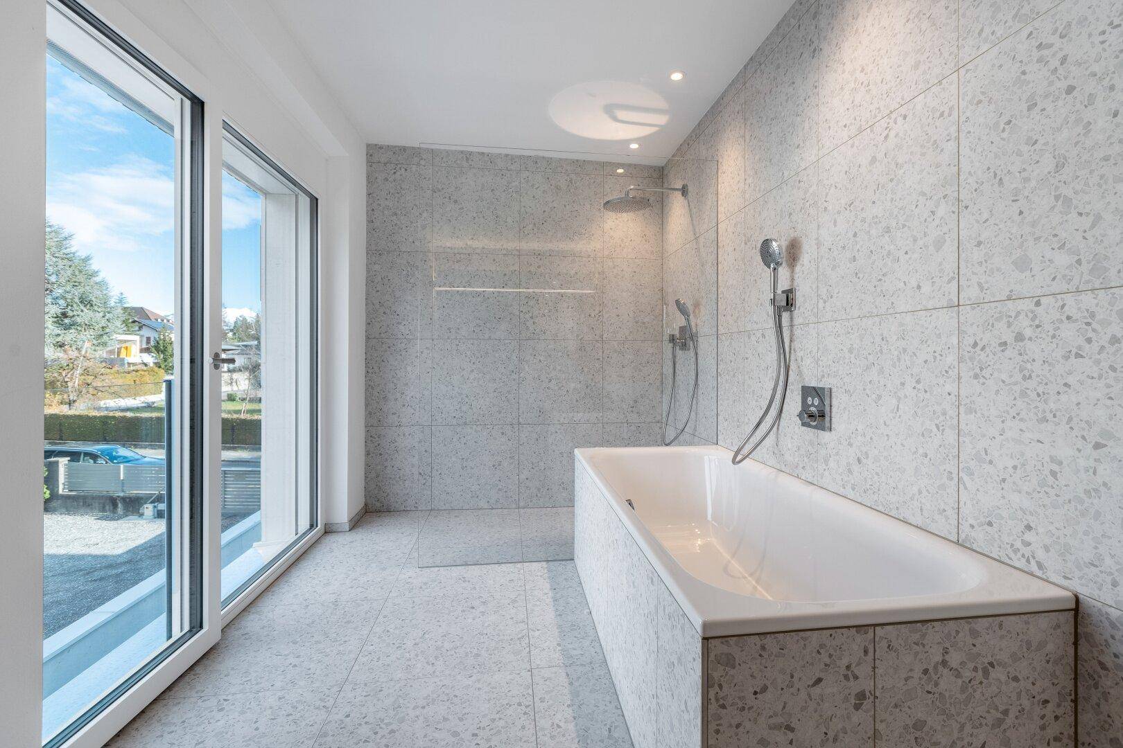 Bad mit Badewanne und Infinity-Dusche