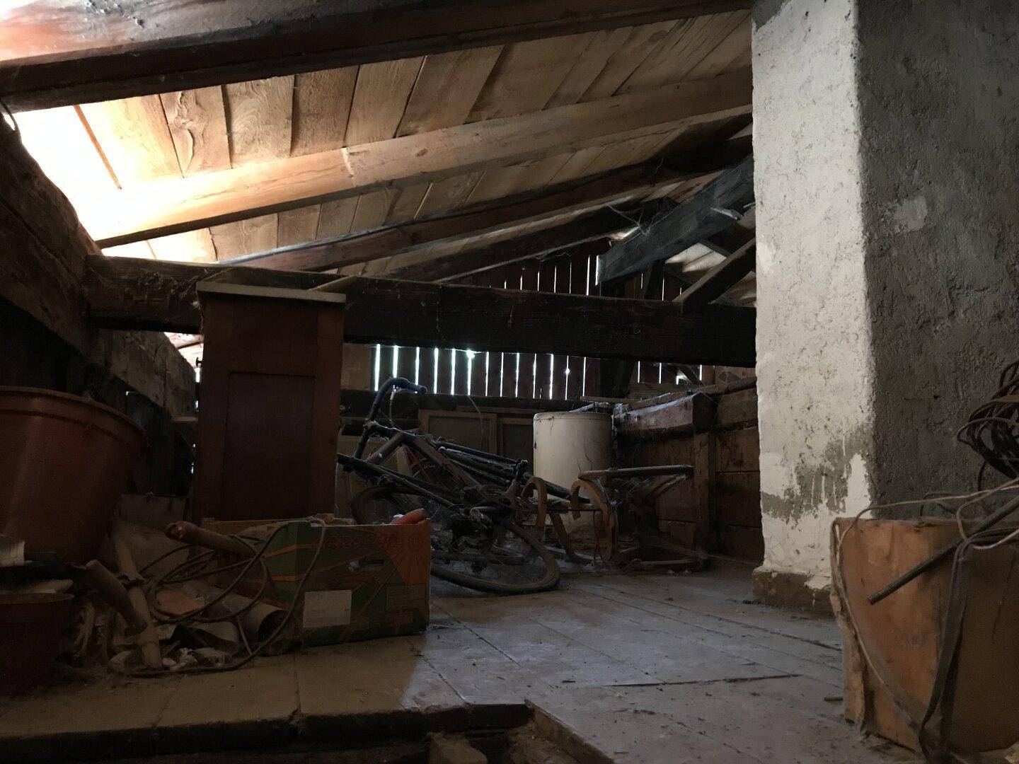 Geräumiger, ungenutzter Dachboden mit Holzbalken und viel Potenzial für zukünftige Nutzung.