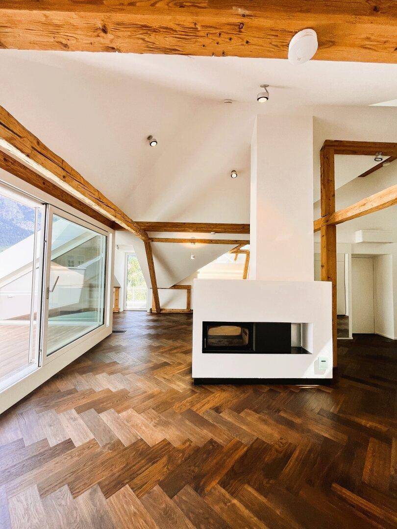 moderner Designkamin als stilvoller Raumteiler