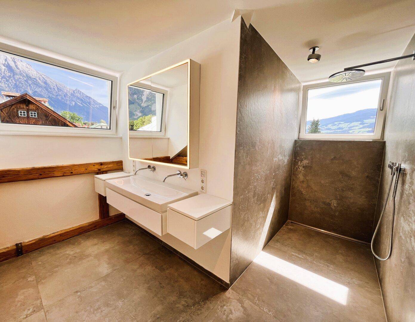 Luxus-Badezimmer mit italienischen Fliesen, Fußbodenheizung, Infinity-Dusche, Doppelwaschbecken