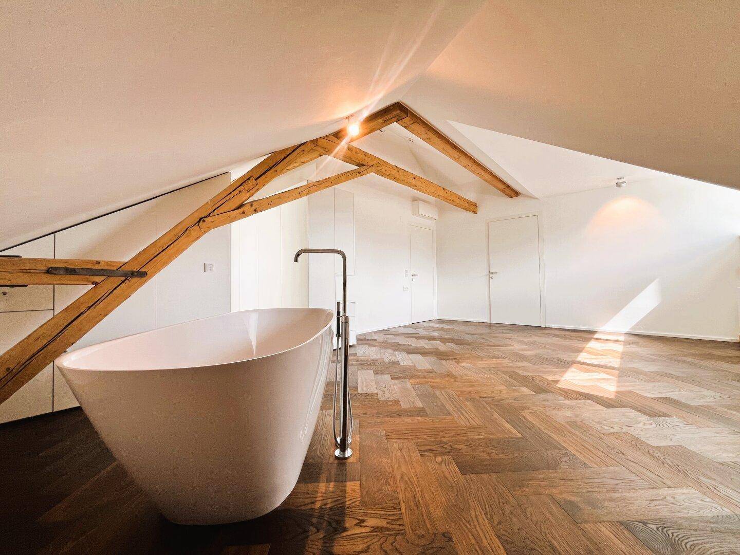 Zimmer mit ca. 25m² und freistehender Design-Badewanne 