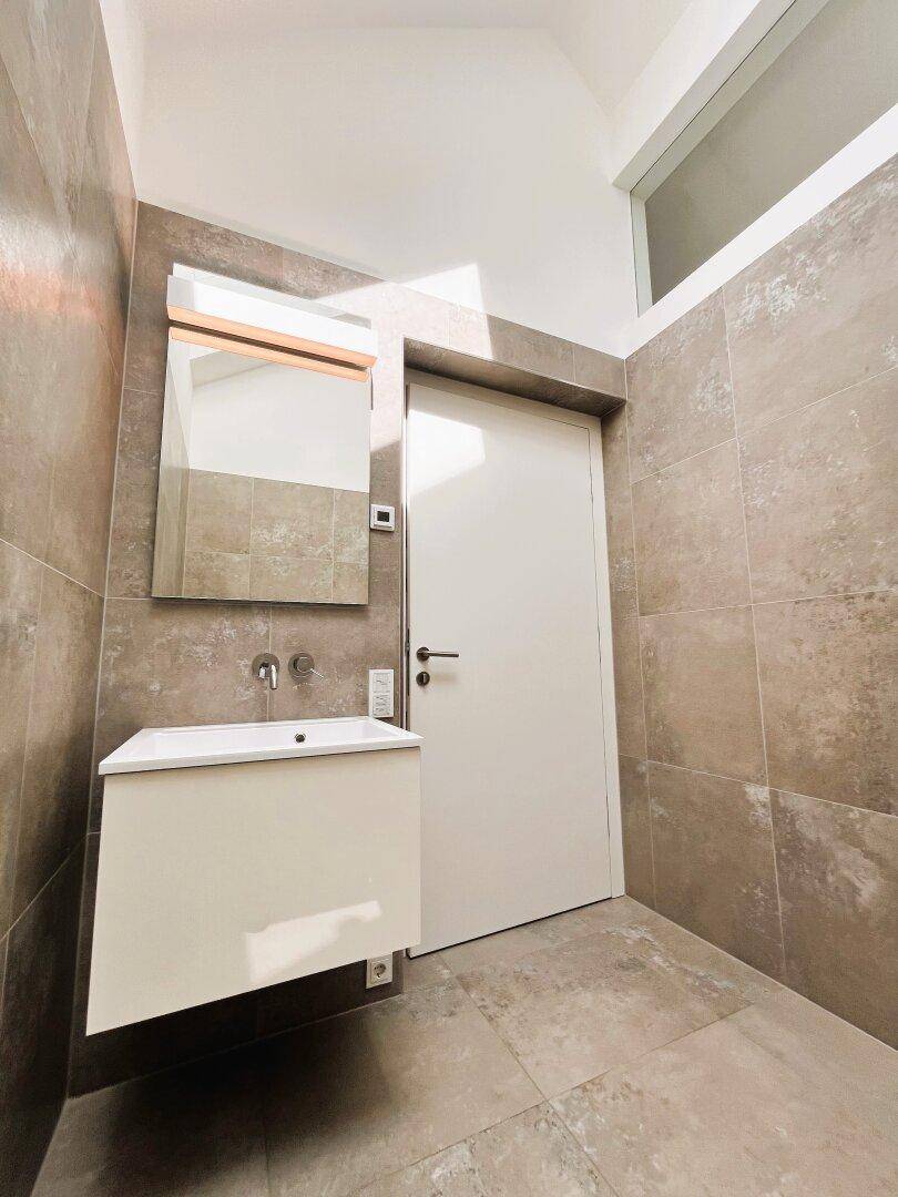 Extra-WC mit Pissoir