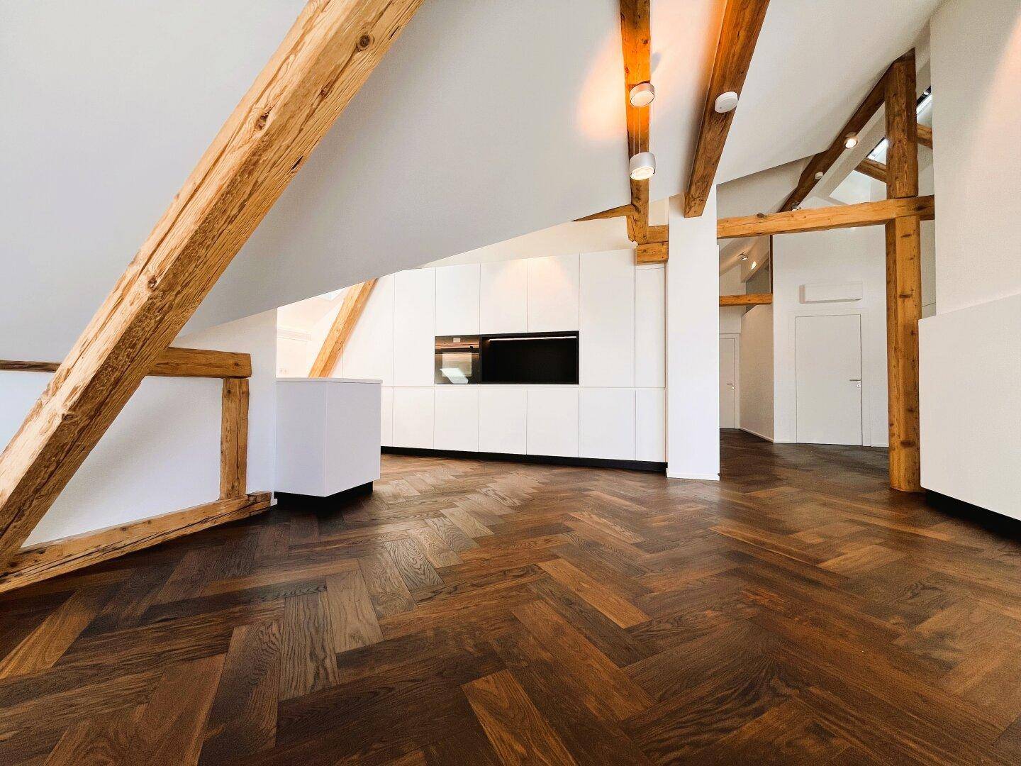 Moderne Küche mit großzügigem Essbereich