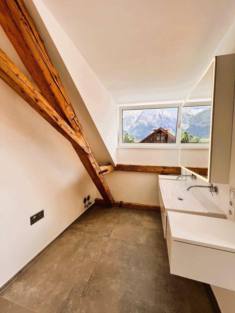 Luxus-Badezimmer mit italienischen Fliesen, Fußbodenheizung und Doppelwaschbecken
