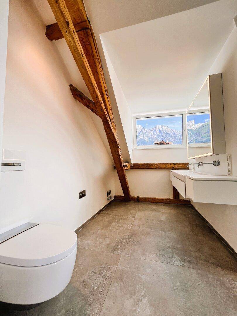 Luxus-Badezimmer mit italienischen Fliesen, Fußbodenheizung und Doppelwaschbecken
