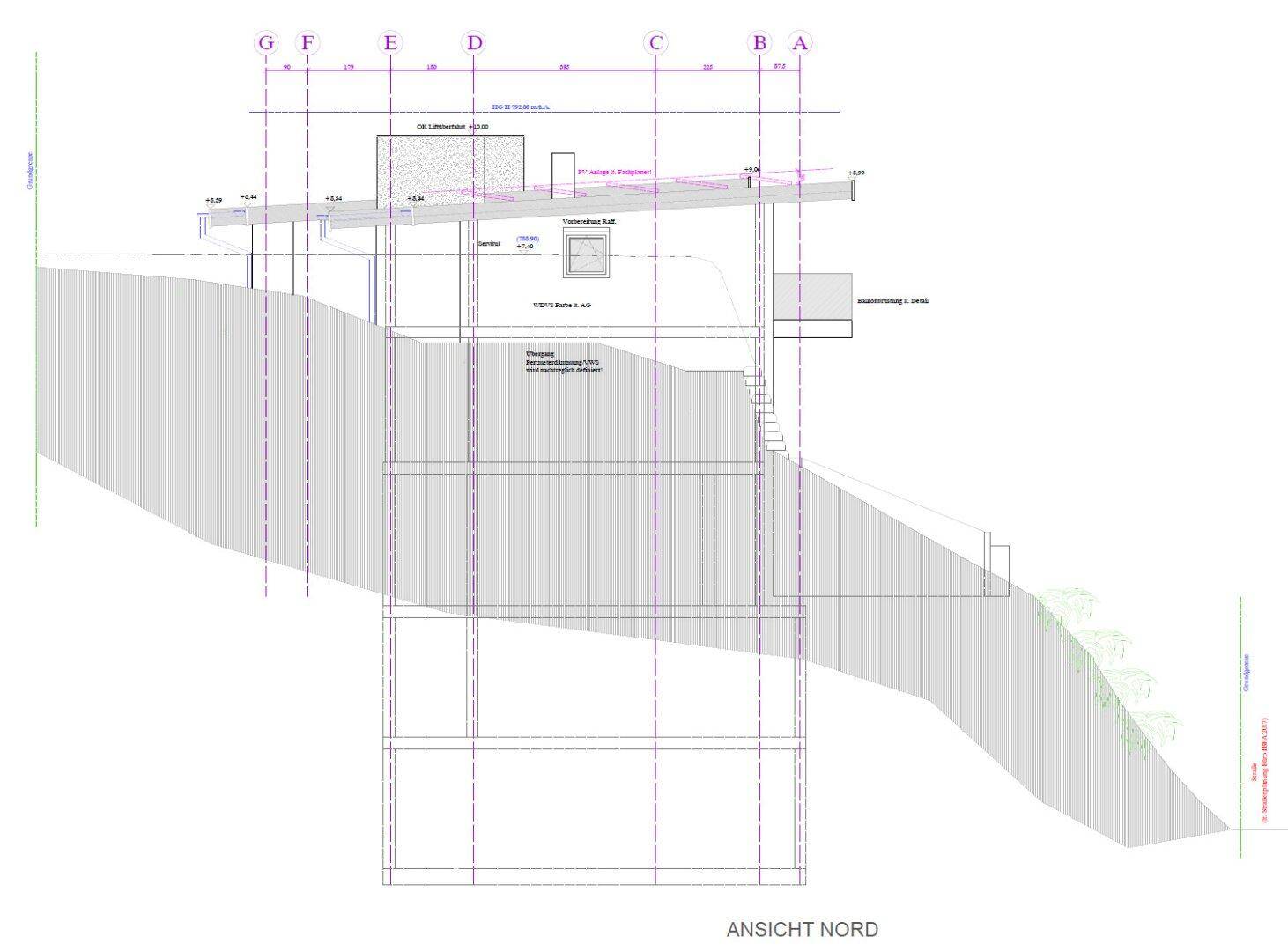 Architektonische Nordansicht des Gebäudes, das in einen Hang gebaut ist.