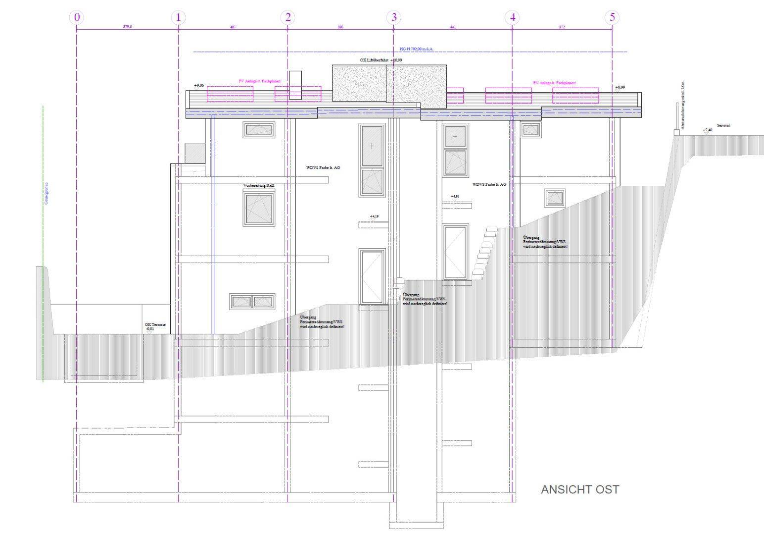 Architektonische Ostansicht des Gebäudes mit mehreren Etagen und Fenstern.