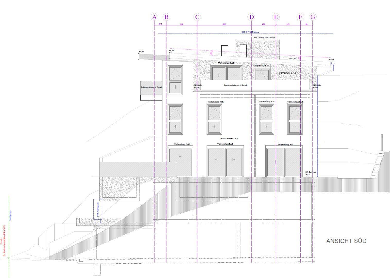 Architektonische Südansicht des Gebäudes, das sich über mehrere Ebenen erstreckt.