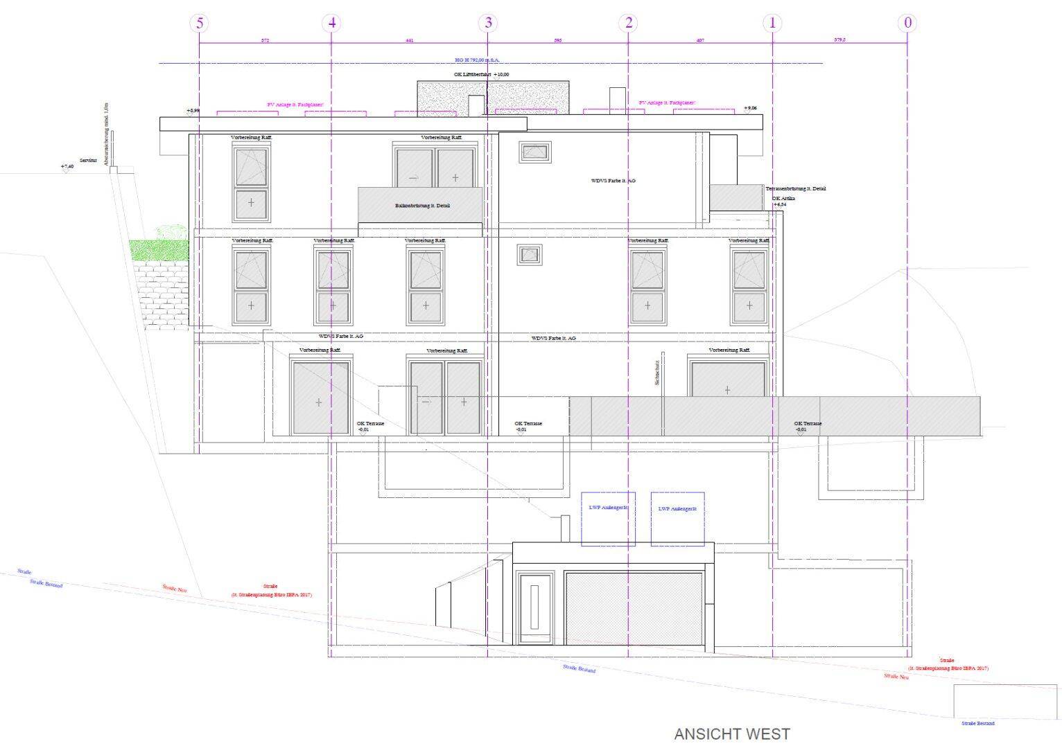Architektonische Westansicht des Gebäudes mit Terrassen und großen Fensterfronten.