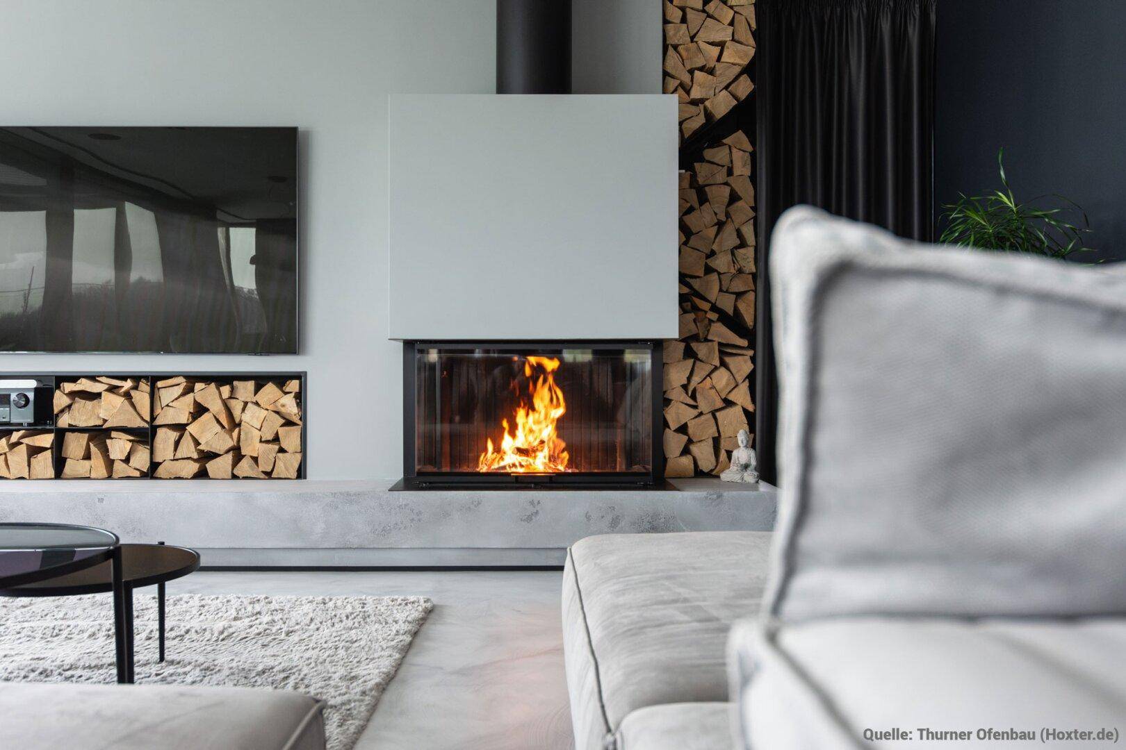 Modernes Wohnzimmer mit integriertem Kamin, Holzstapel und großem Flachbildfernseher.