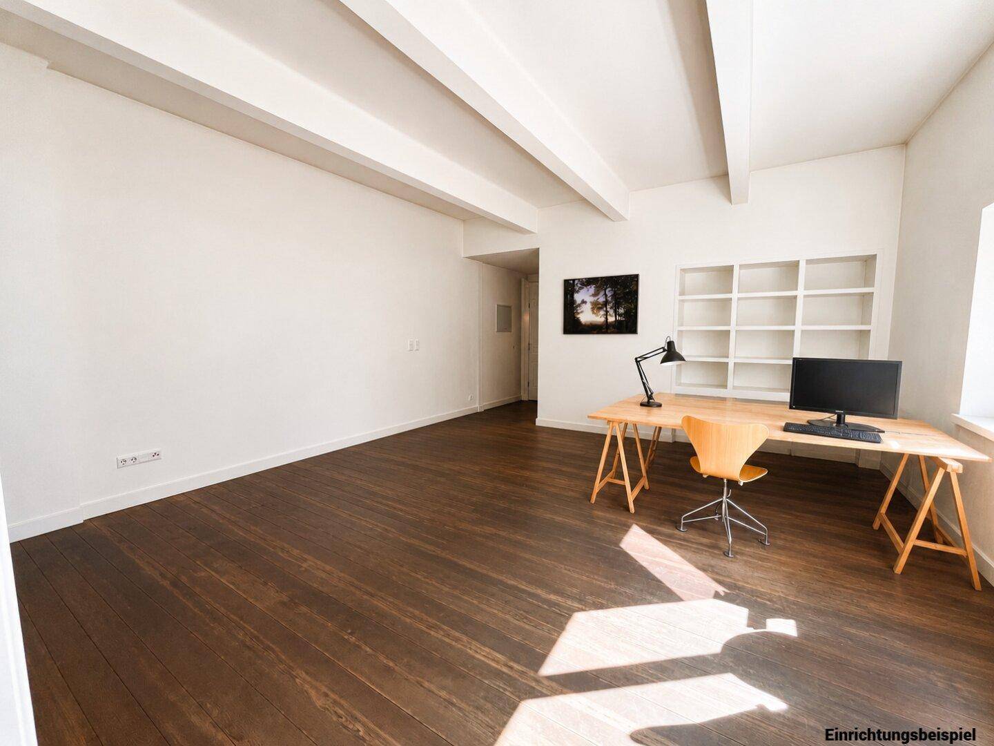 Helles Büro mit Holzboden, weißen Wänden und eingebautem Regal, als Einrichtungsbeispiel dargestellt.