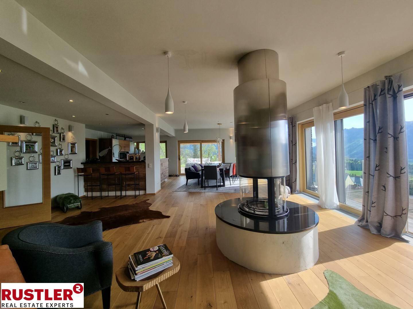 Wohnzimmer mit Kamin