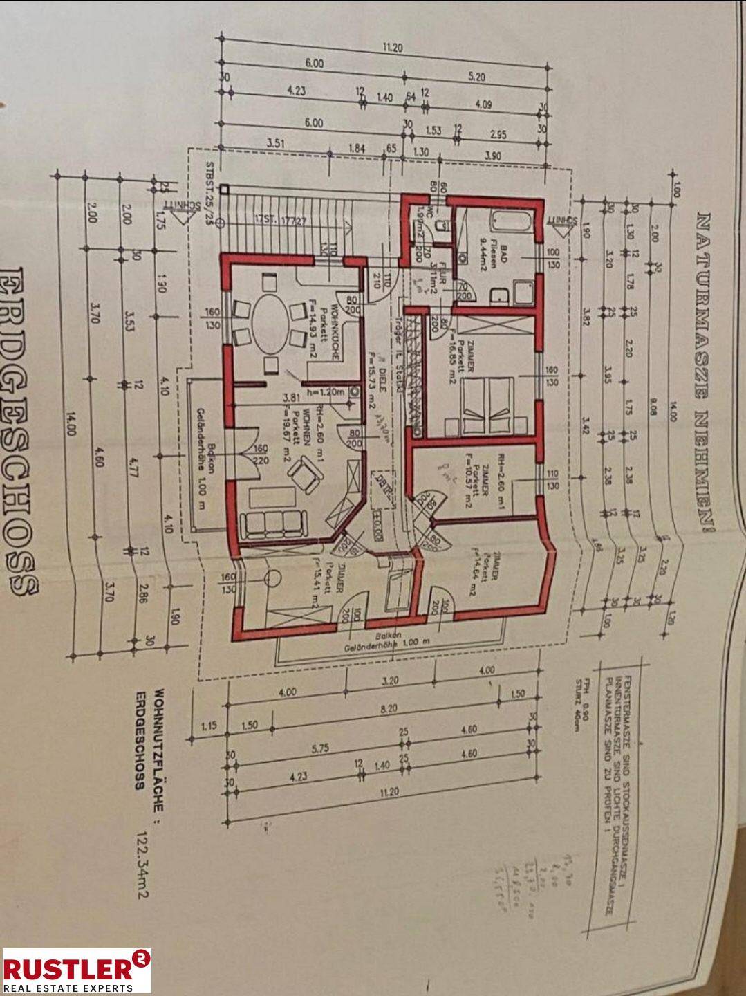 Detaillierter Grundriss des Erdgeschosses mit Wohnbereich, Küche und Schlafzimmern.