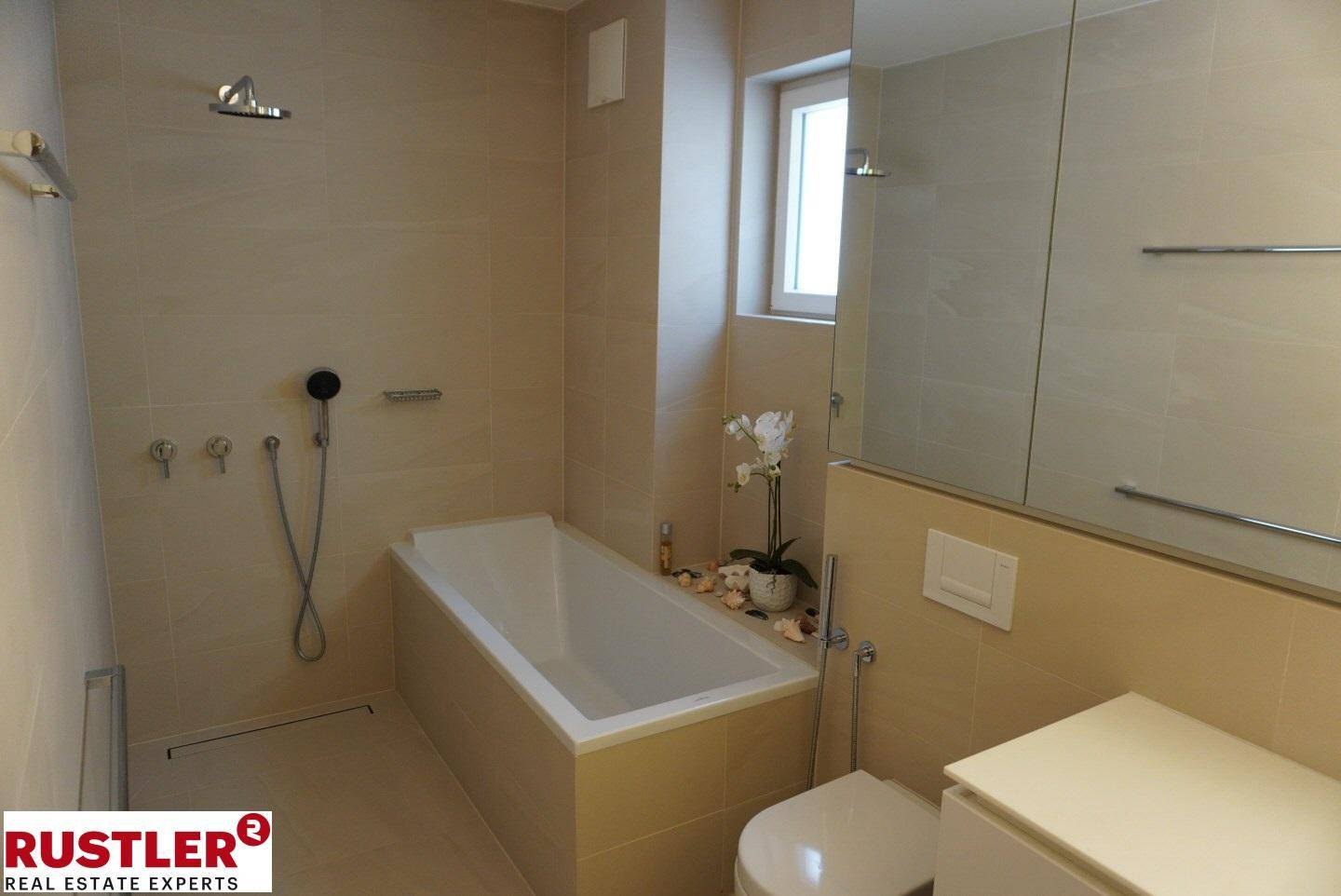 Badezimmer mit Badew