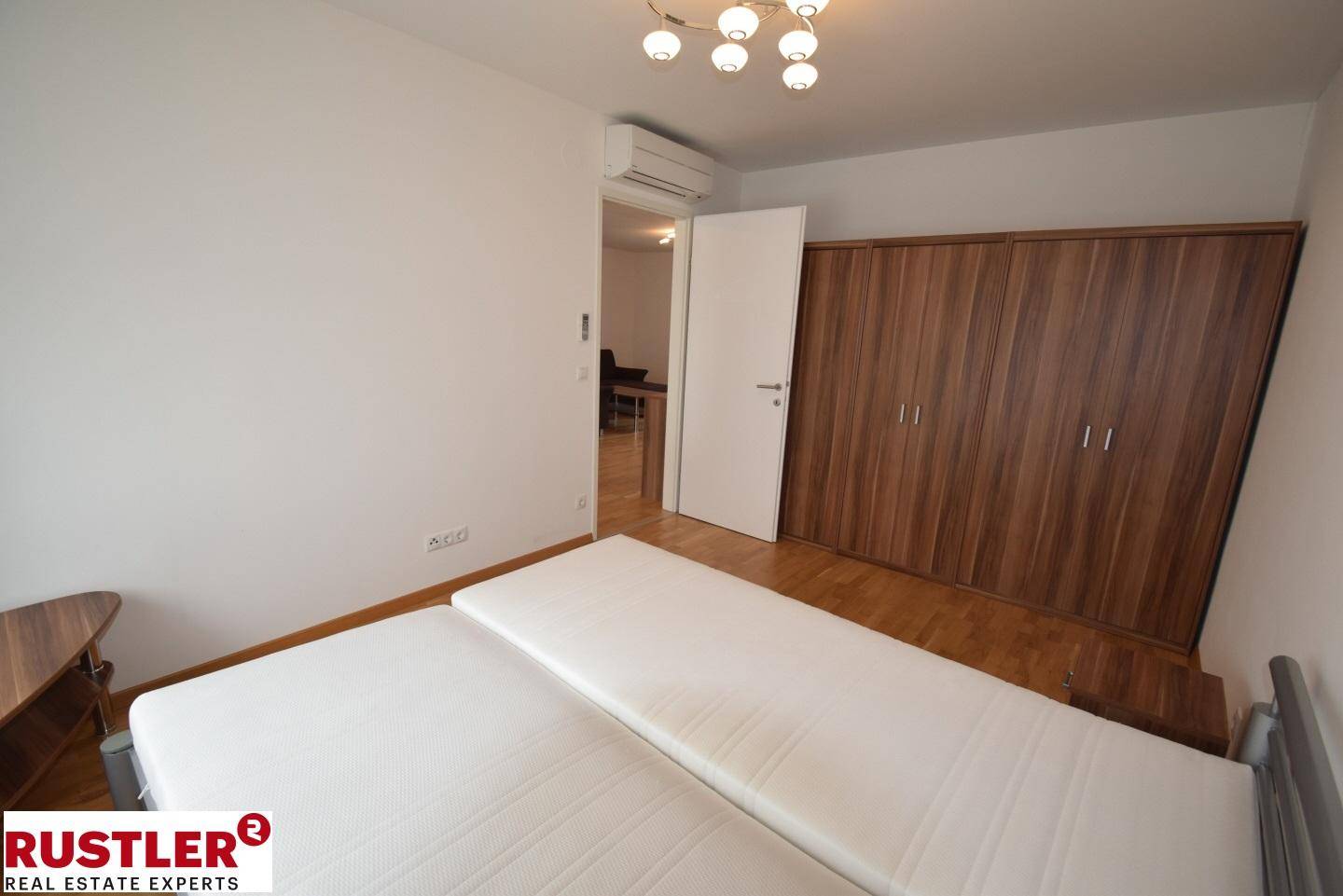 Schlafzimmer (2)