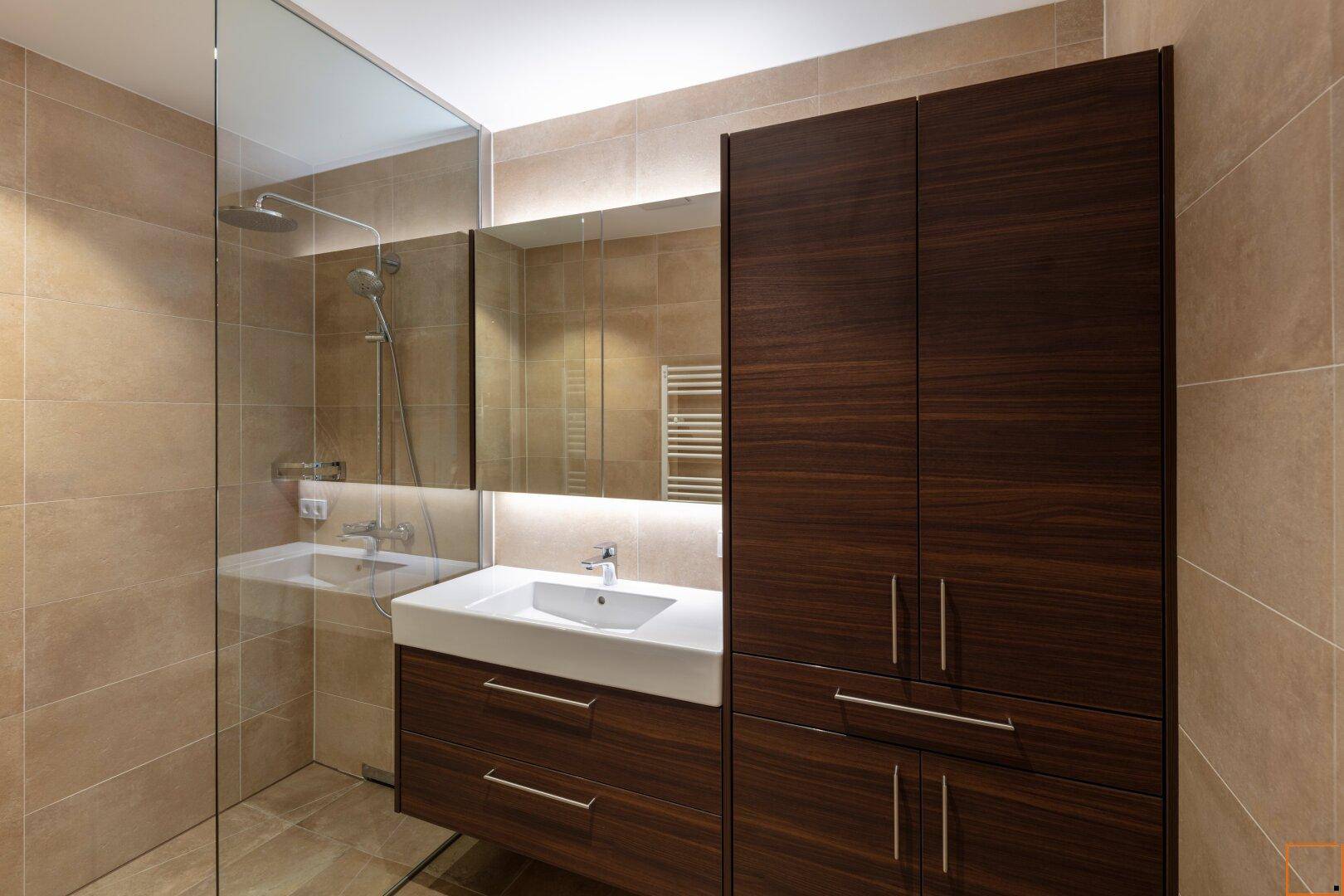 Badezimmer mit Eibaumöbeln