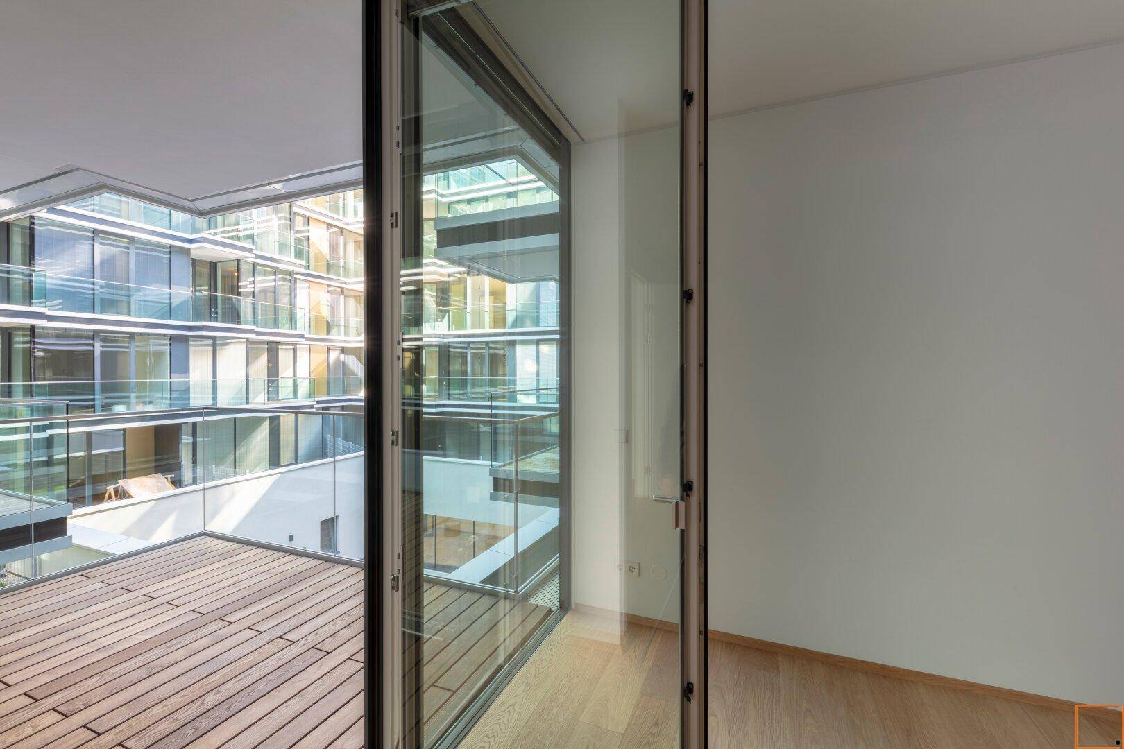 Französische Fenster mit innenliegenden Jalousien
