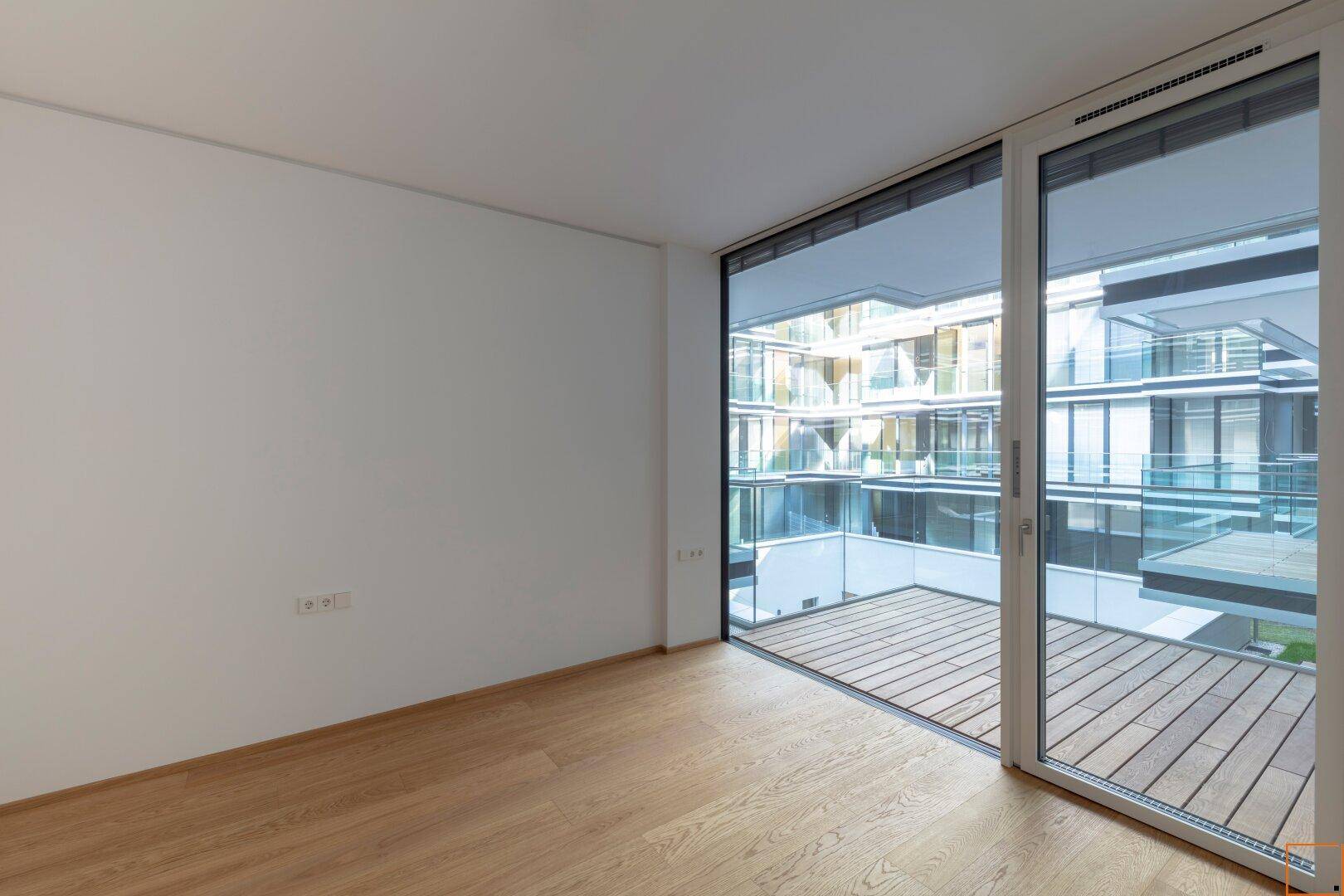 Schlafzimmer mit Ausgang auf die Loggia