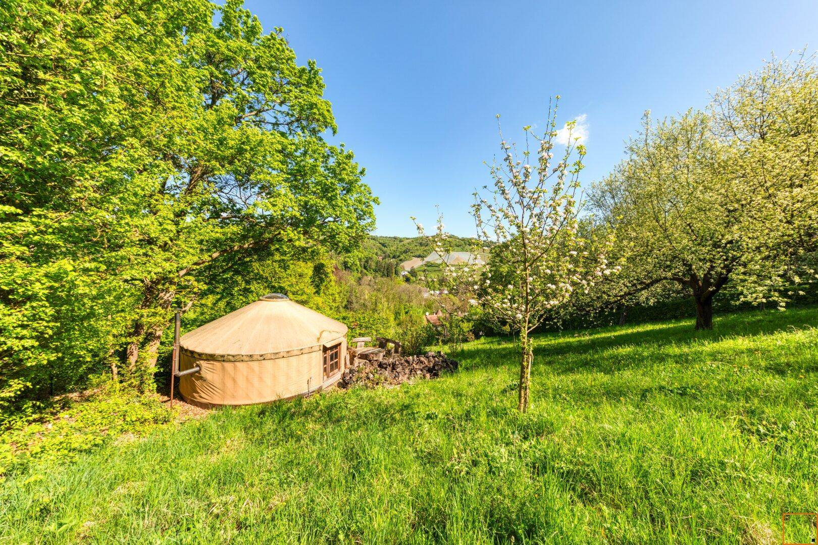 Garten mit Blick auf Jurte