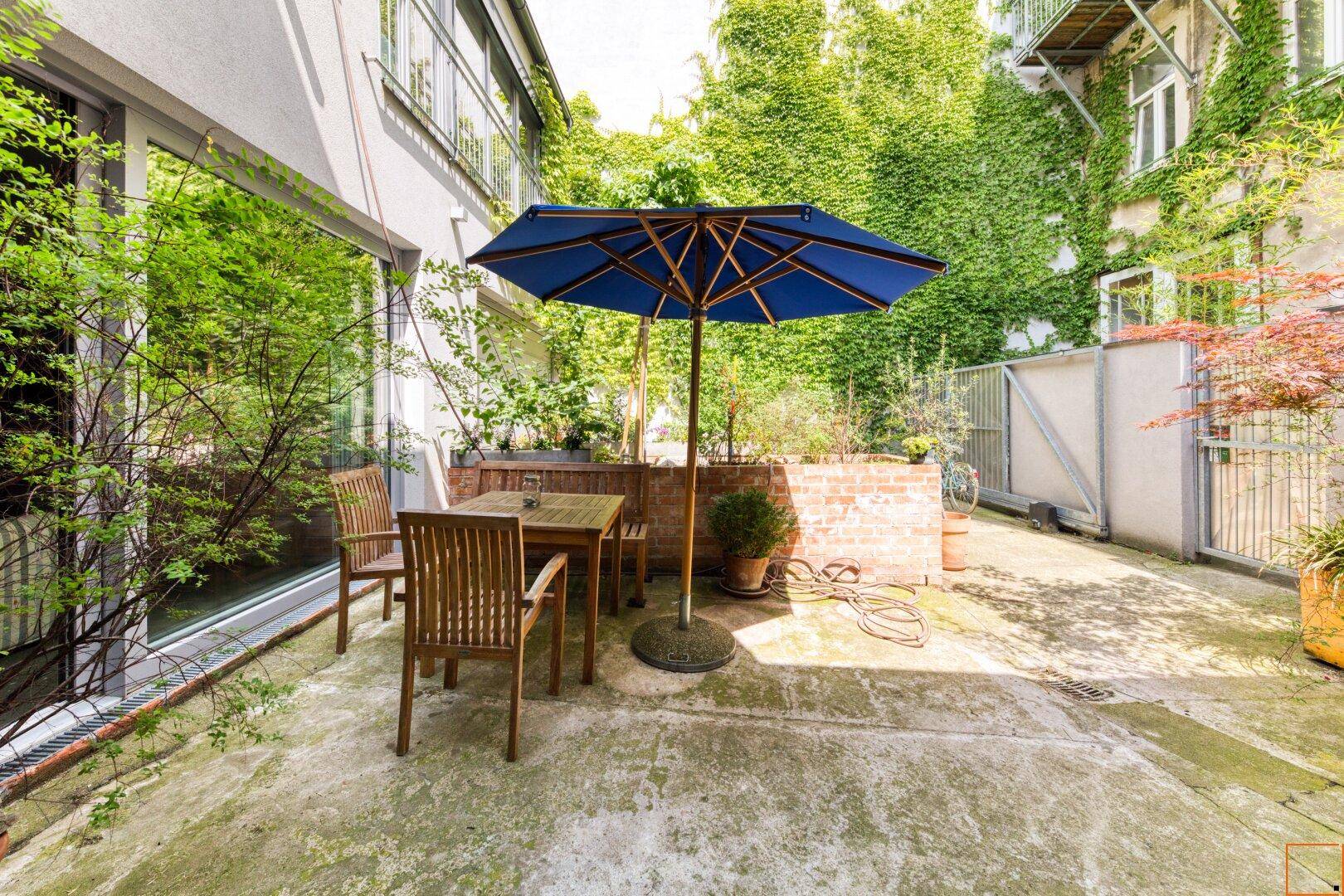Terrasse mit Sonnenschirm