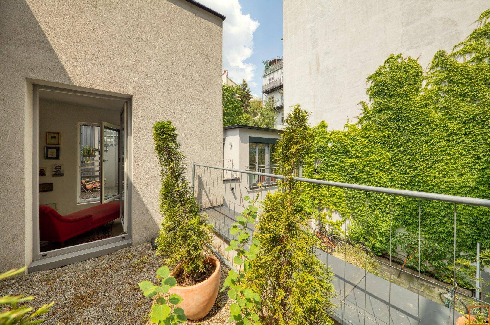 Terrasse 1. OG mit Blick in Masterbereich