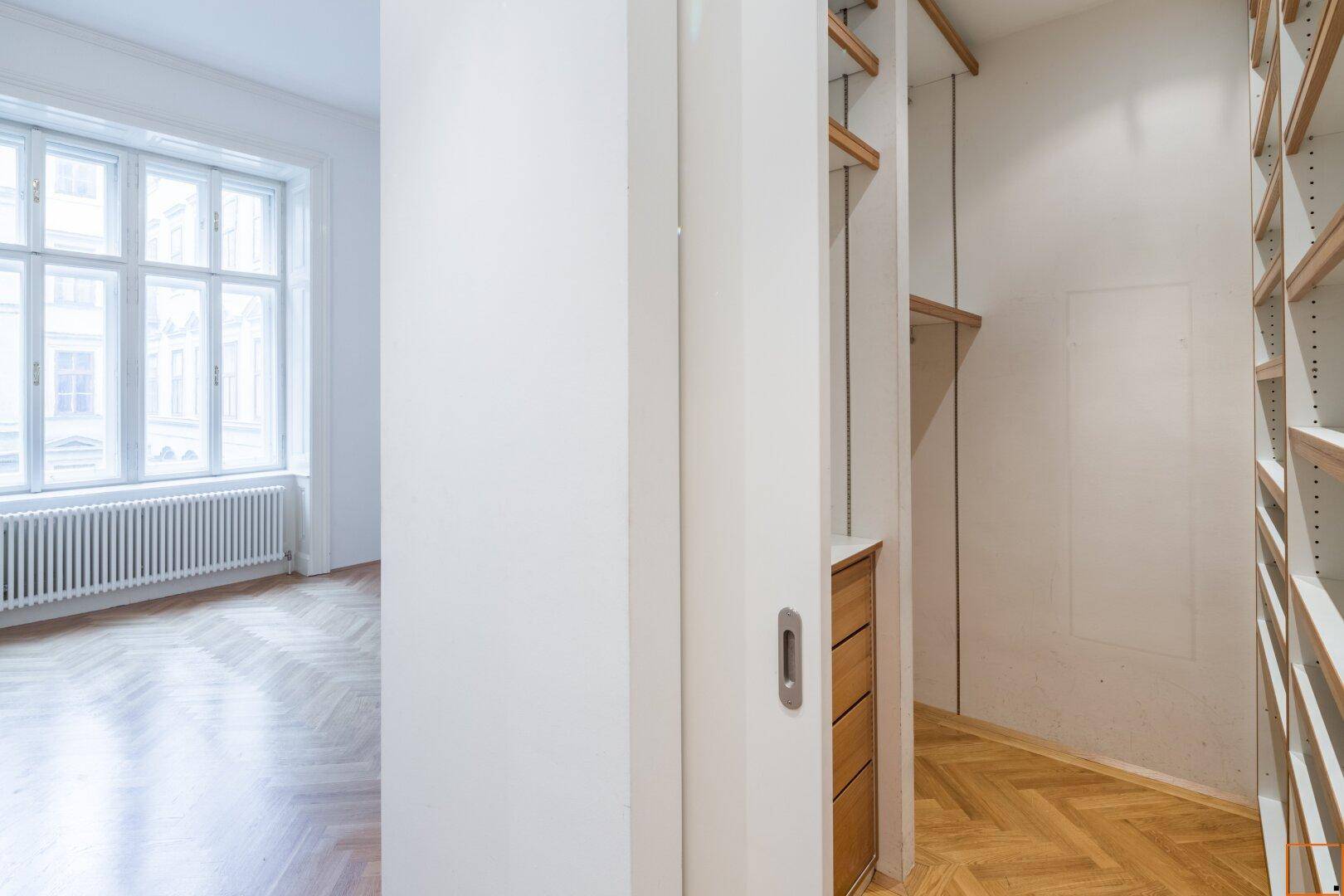 Garderobe mit Blick ins Schlafzimmer