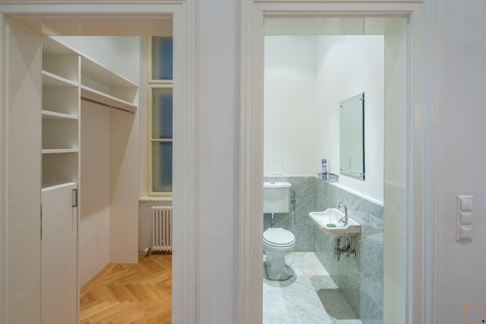 Gäste-WC mit Gästegarderobe und Schuhschrank