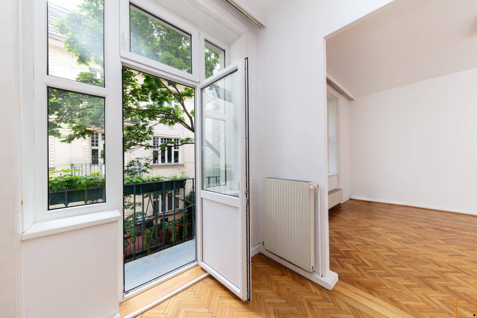 Das Wohn- und Esszimmer mit Ausgang zum Balkon