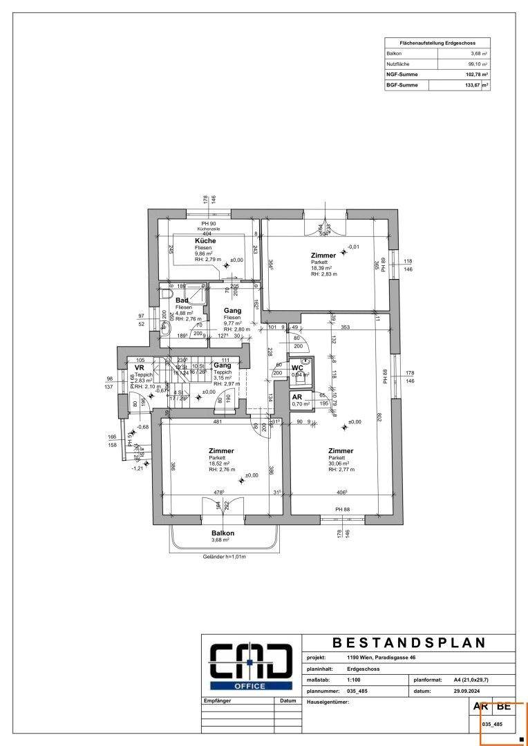 Grundriss des Erdgeschosses mit Küche, Bad, WC, mehreren Zimmern und einem Balkon.