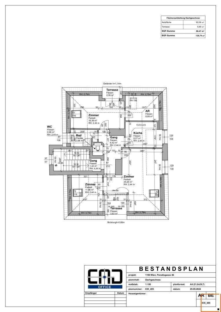Grundriss des Dachgeschosses mit Küche, Bad, WC, Zimmern und zwei Terrassenbereichen.