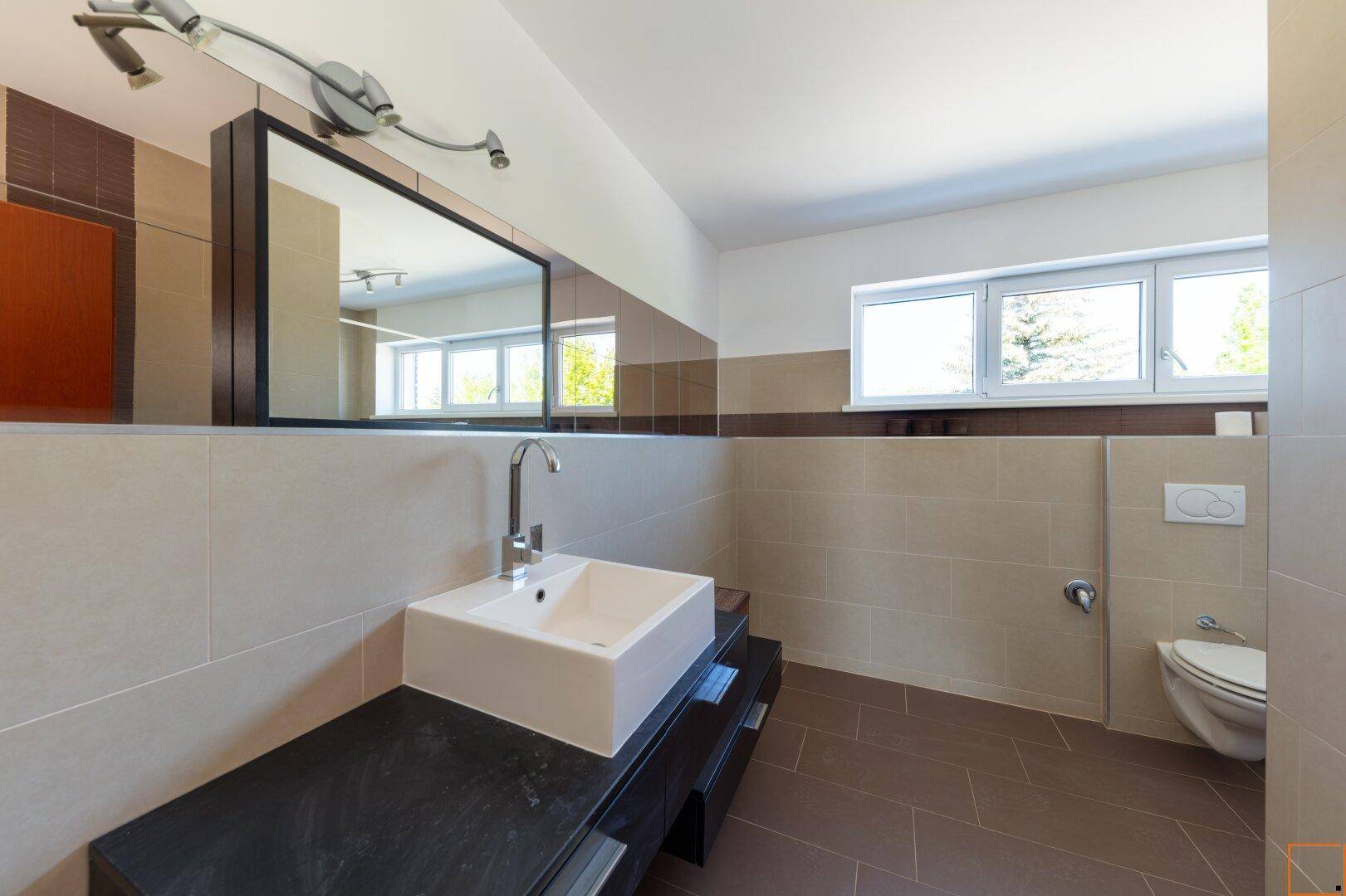 Badezimmer mit Fenster