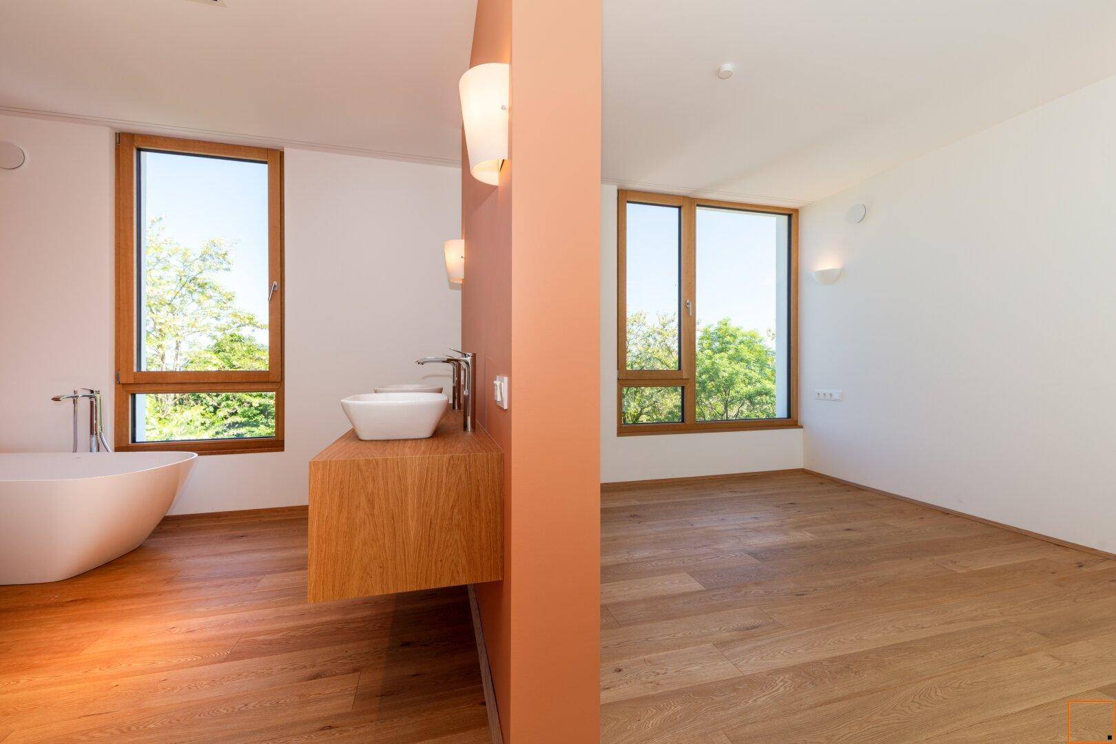 Mastersuite_Schlafzimmer_Bad-Teilansicht