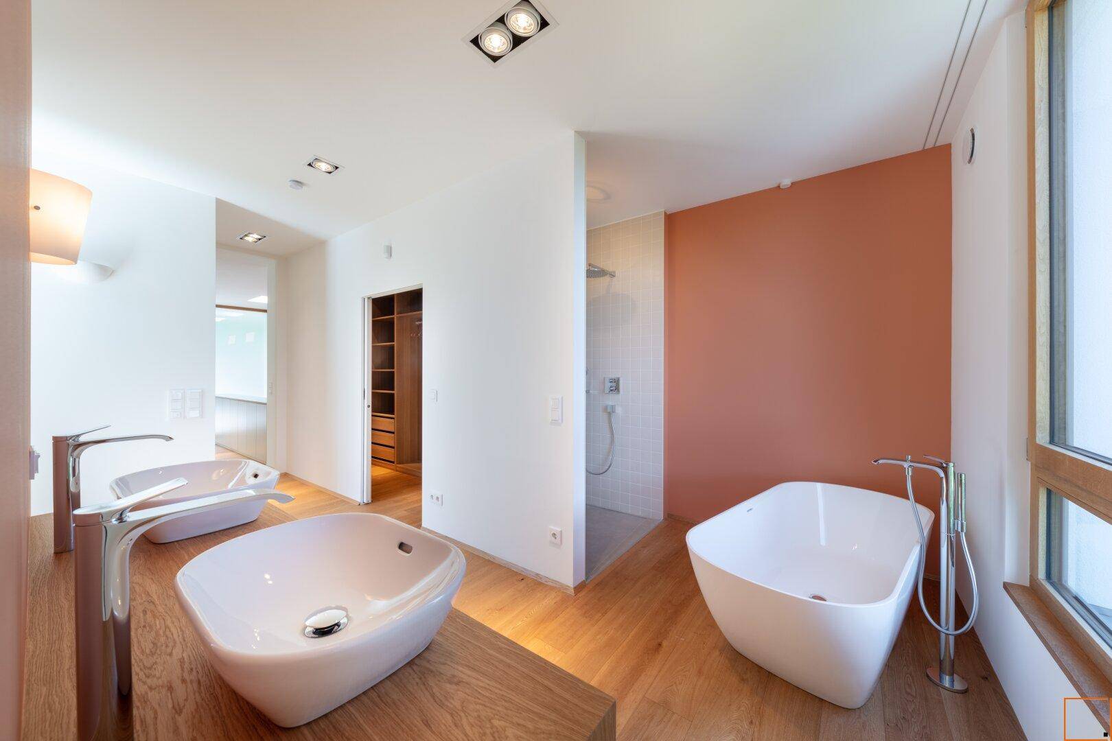 Badezimmer mit Fenster, Dusche und Wanne