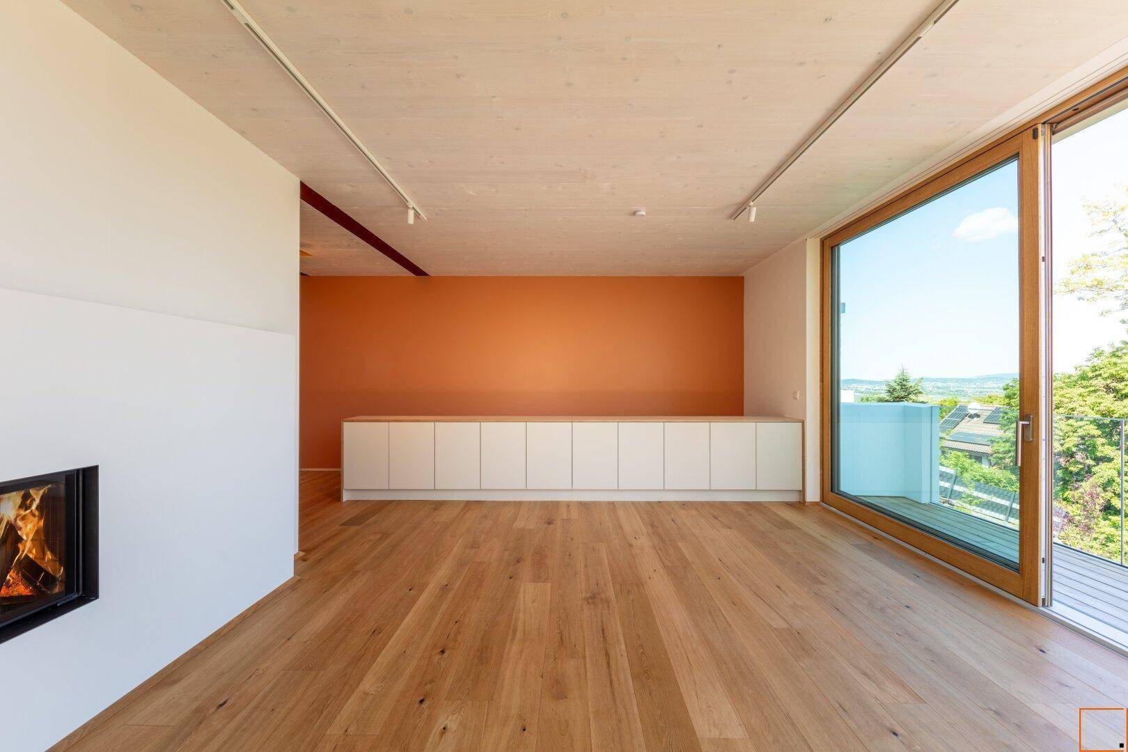 Wohnzimmer_Teilbereich mit Kamin und Sideboard