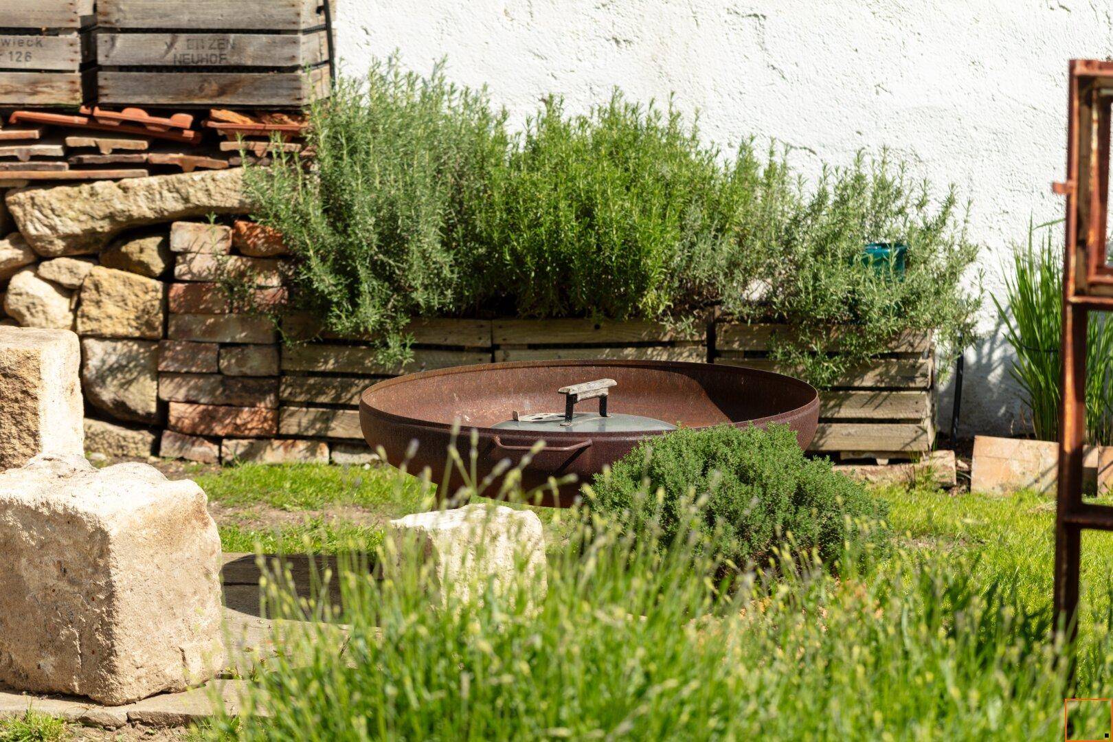 Grillplatz mit wilden Kräutern