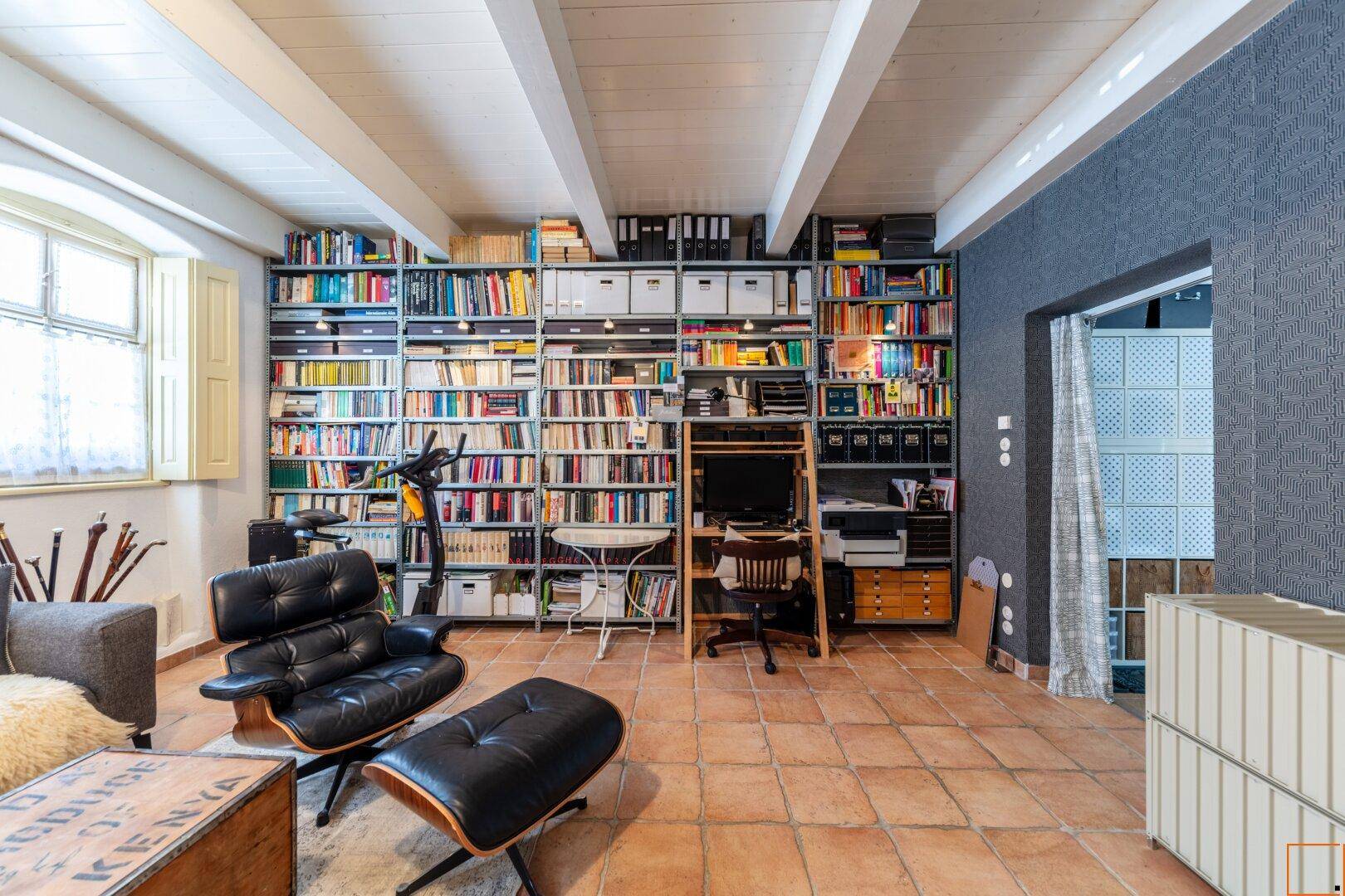 Bibliothek mit Ziegelboden und Fussbodenheizung