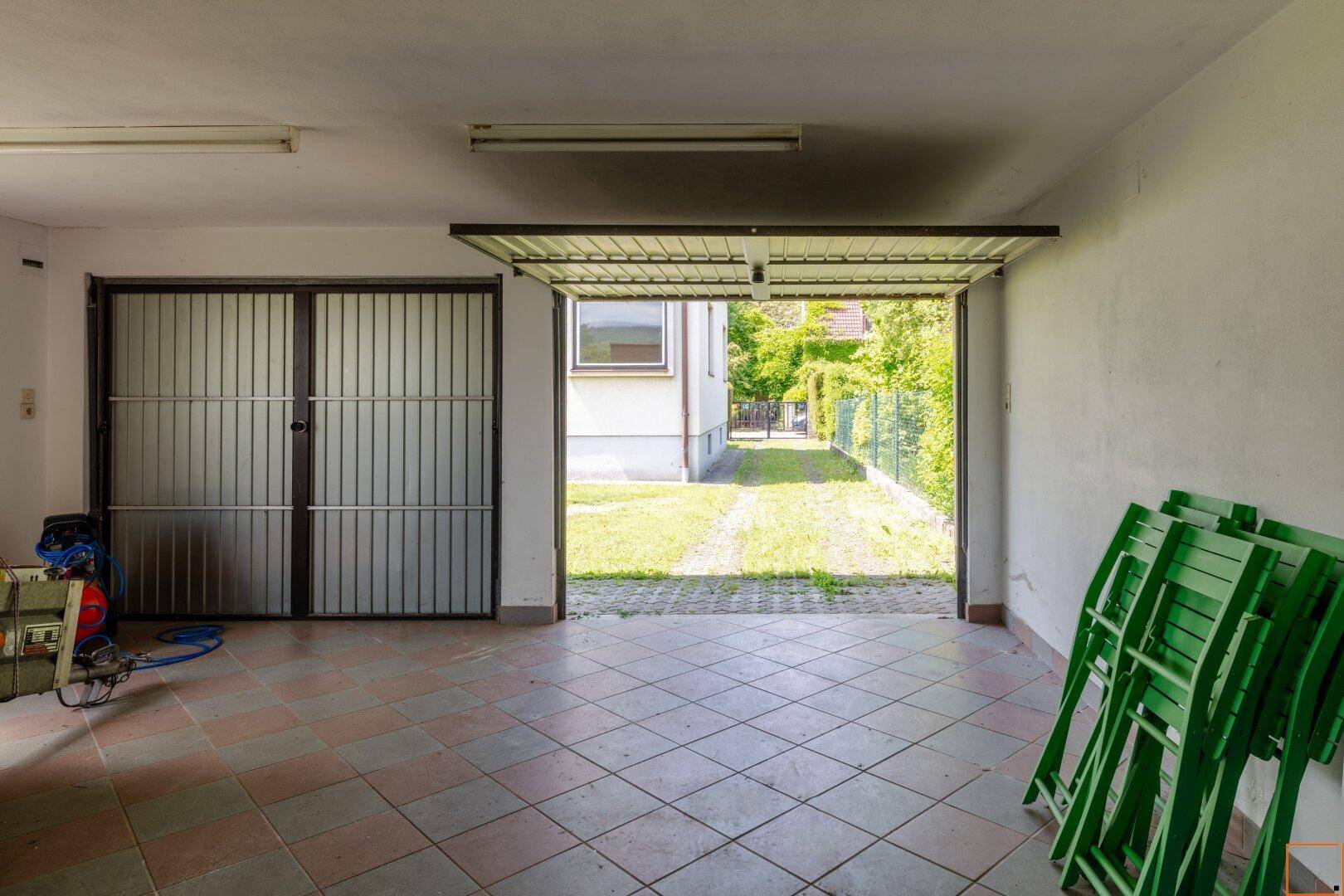Garage Innenansicht mit Zufahrt zur Straße