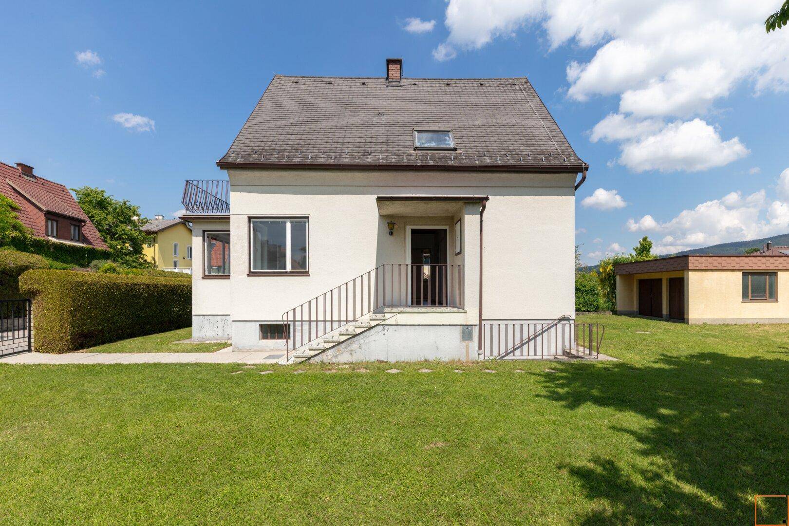 Haus_Seitenansicht_Garage
