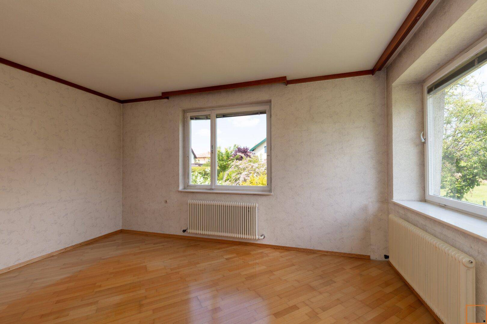 Schlafzimmer 1_Erdgeschoß mit Blumen