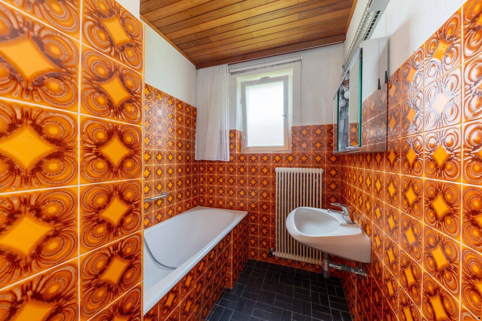 cooles Retro-Bad in orange