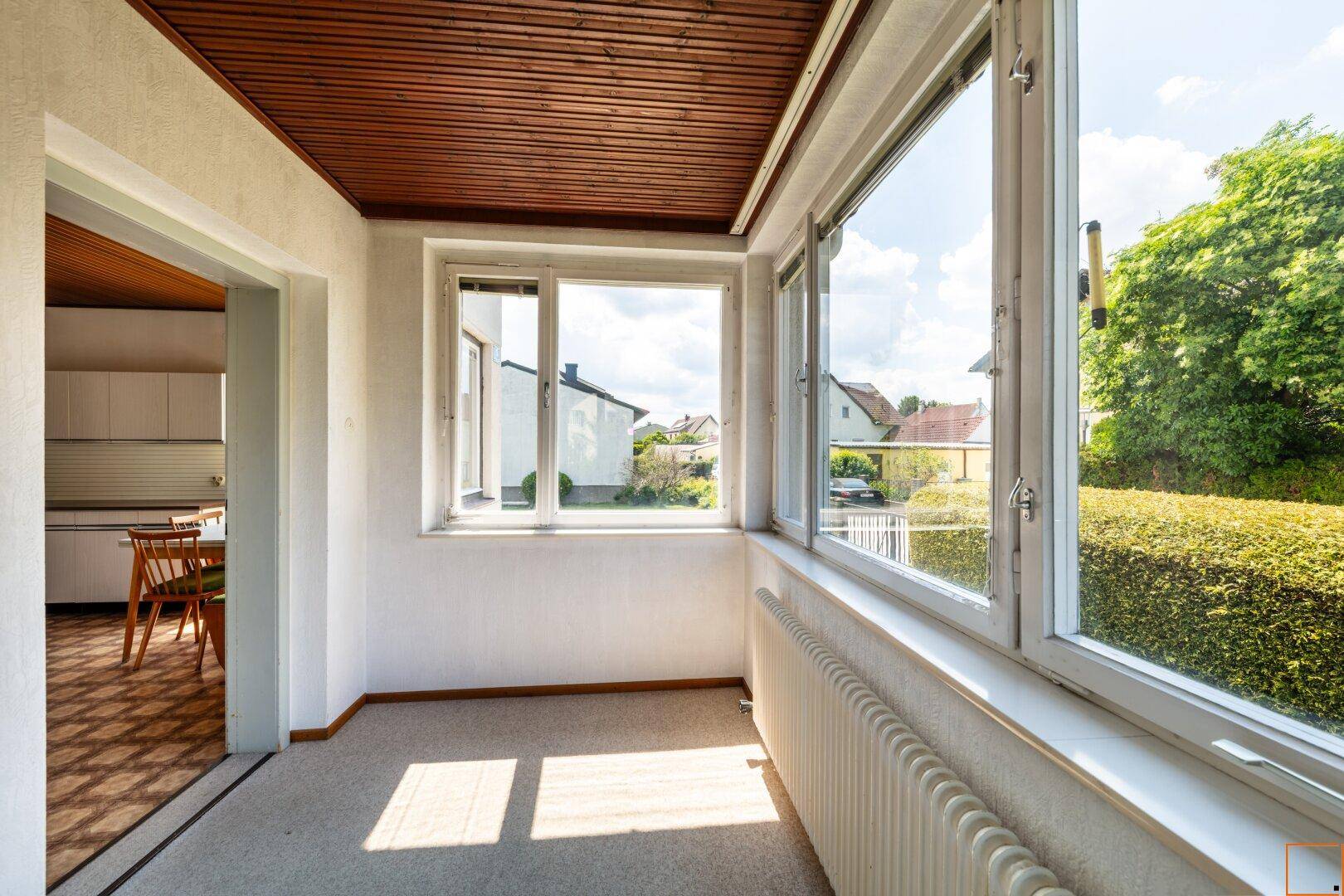 Loggia mit Blick in die Küche und in den Garten