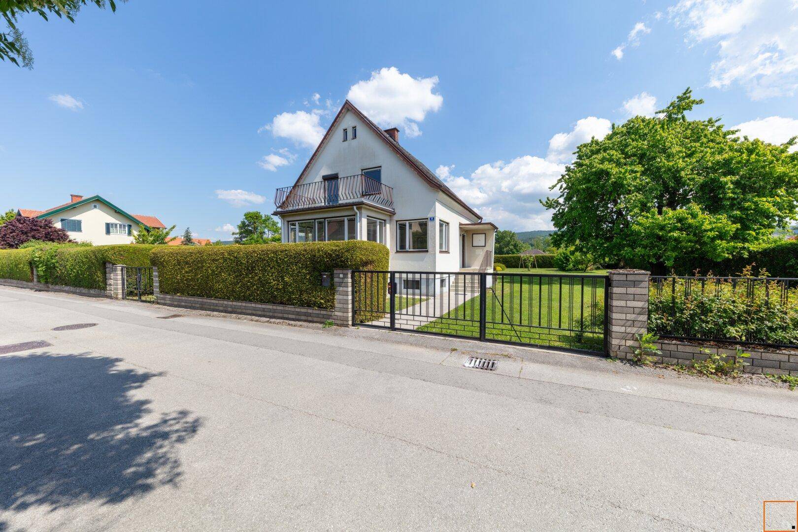 Haus von der Straße aus gesehen