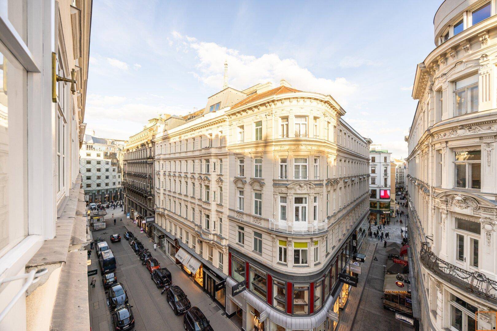 Panoramablick auf die belebte Stadtstraße mit historischen Gebäuden und Geschäften.