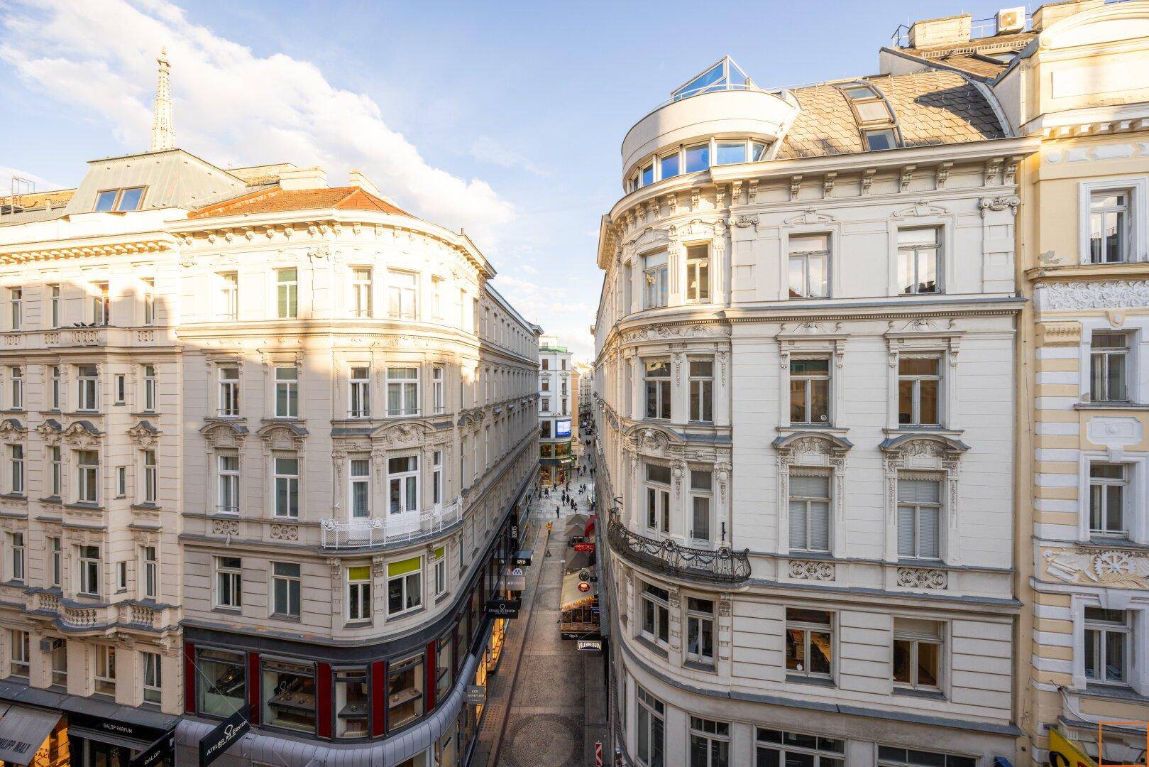 Weitläufiger Blick auf die historische Stadtarchitektur und die belebten Straßen.