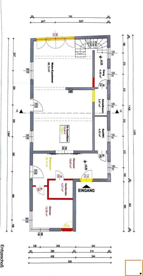 Grundriss des Erdgeschosses mit Wohnzimmer, Küche und Eingangsbereich.