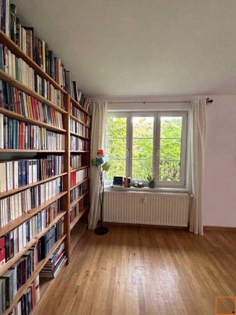 Wohnzimmer mit Bibliothek