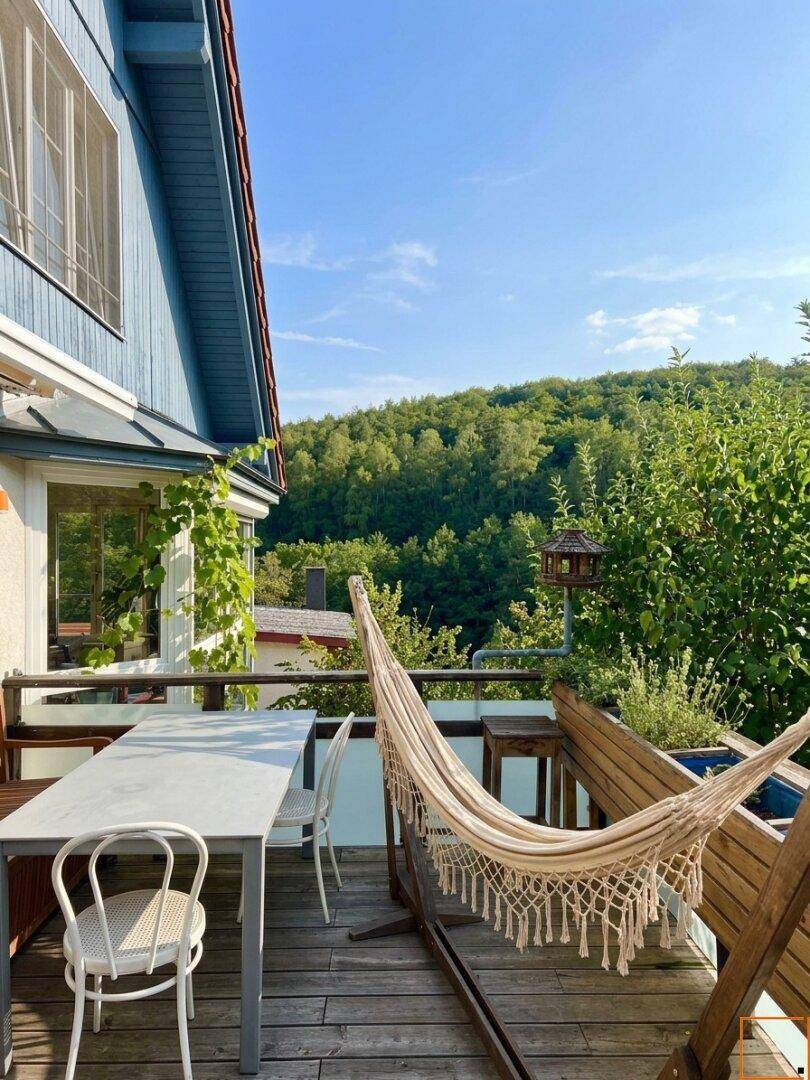 Terrasse mit Hängematte und Haus